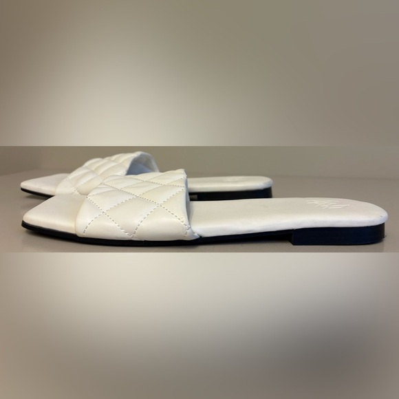 Malvados White Quilted Open-Toe Faux Leather near flat Sandals women's size 8 - Picture 7 of 8